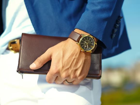 Homens elegantes utilizam relógios clássicos
