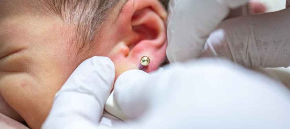 Furo de orelha humanizado: Segurança para a sua pequena